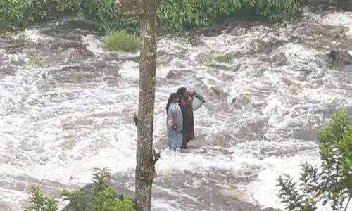 காட்டாற்று வெள்ளத்தில் சிக்கிய தாய்-மகள்.. அடுத்து நடந்த பரபரப்பு காட்டாற்று வெள்ளத்தில் சிக்கிய தாய்-மகள்.. அடுத்து நடந்த பரபரப்பு