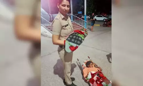 ஓடும் ரெயிலில் கர்ப்பிணிக்கு பிரசவ வலி; பெண் குழந்தை பிறந்தது...! ஓடும் ரெயிலில் கர்ப்பிணிக்கு பிரசவ வலி; பெண் குழந்தை பிறந்தது...!