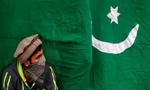 பாகிஸ்தானில் அவலம்; தாபாவில் உணவு சாப்பிட சென்ற இந்து வாலிபர் மீது கொடூர தாக்குதல்