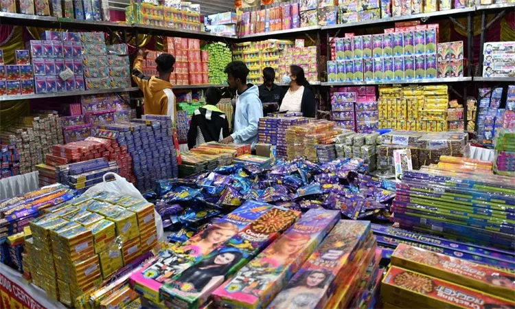 தீபாவளி பண்டிகை: தமிழகம் முழுவதும் 4,390 பட்டாசு கடைகளுக்கு அனுமதி தீபாவளி பண்டிகை: தமிழகம் முழுவதும் 4,390 பட்டாசு கடைகளுக்கு அனுமதி