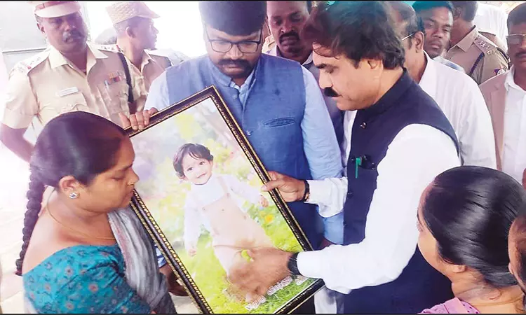 கரூர் சம்பவம்: உயிரிழந்தவர்கள் குடும்பத்தில் ஒருவருக்கு அரசு வேலை தர வேண்டும்  தேசிய எஸ்.சி., எஸ்.டி. ஆணைய தலைவர்