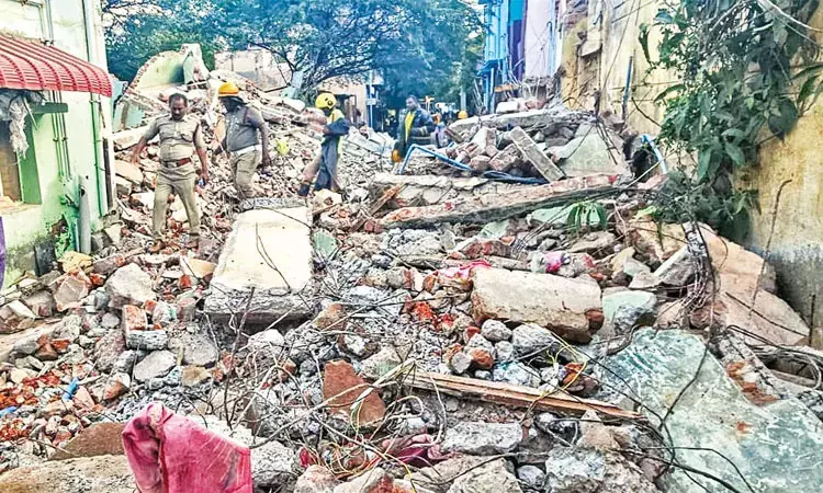 3 மாடி கட்டிடம் ஆட்டோ மீது விழுந்து மூதாட்டி பலி:... ... இன்றைய முக்கிய செய்திகள்.. சில வரிகளில்.. 05-10-2025