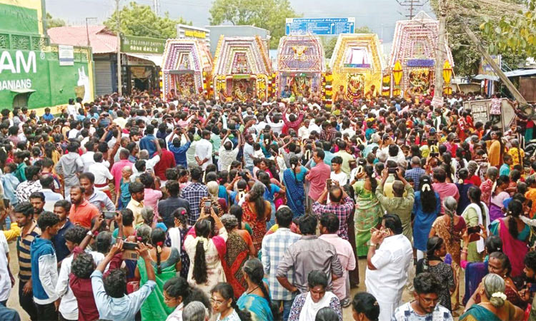 தசரா திருவிழா: நெல்லை தச்சநல்லூரில் அம்மன் சப்பரங்கள் அணிவகுப்பு- திரளான பக்தர்கள் தரிசனம்