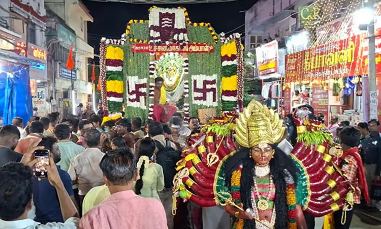 தூத்துக்குடியில் தசரா திருவிழா சப்பர பவனி; மாவிளக்கு ஊர்வலம்: திரளான பக்தர்கள் பங்கேற்பு