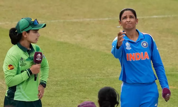 மகளிர் கிரிக்கெட் போட்டி:  டாஸில் பாகிஸ்தான் கேப்டன் ஏமாற்றினாரா? ரசிகர்கள் கோபம்