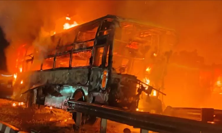 விருதுநகர் அருகே லாரி - ஆம்னி பஸ் மோதி விபத்து: பேருந்து முற்றிலும் எரிந்து சேதம்