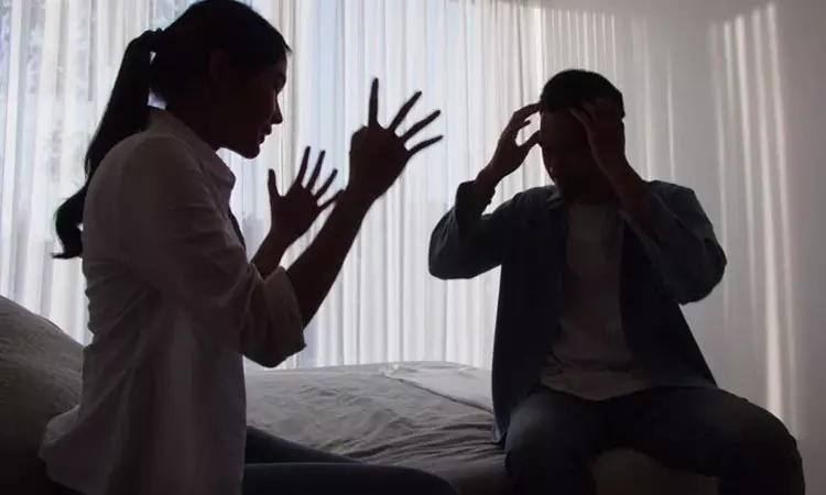 தினமும் உல்லாசத்திற்கு அழைப்பார்...மனைவி மீது வாலிபர் பரபரப்பு புகார் தினமும் உல்லாசத்திற்கு அழைப்பார்...மனைவி மீது வாலிபர் பரபரப்பு புகார்