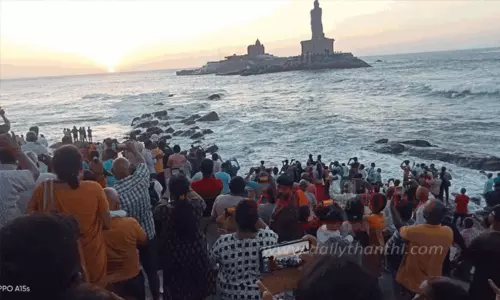 விடுமுறை தினம்: கன்னியாகுமரியில் அலைமோதிய சுற்றுலா பயணிகள் கூட்டம் விடுமுறை தினம்: கன்னியாகுமரியில் அலைமோதிய சுற்றுலா பயணிகள் கூட்டம்