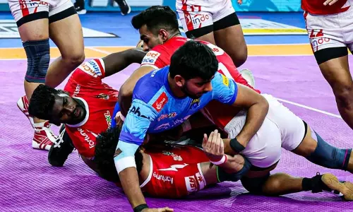 புரோ கபடி லீக்: பெங்கால் வாரியர்ஸை வீழ்த்திய குஜராத் ஜெயண்ட்ஸ் புரோ கபடி லீக்: பெங்கால் வாரியர்ஸை வீழ்த்திய குஜராத் ஜெயண்ட்ஸ்