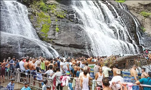 குற்றால அருவிகளில் சுற்றுலா பயணிகள் ஆனந்த குளியல் குற்றால அருவிகளில் சுற்றுலா பயணிகள் ஆனந்த குளியல்