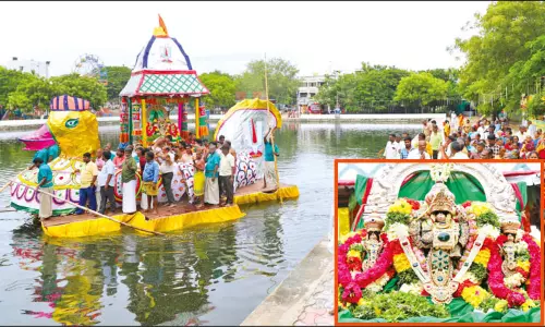 மதுரை தல்லாகுளம் பெருமாள் கோவிலில் தெப்ப உற்சவம்