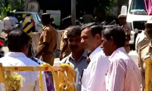 கரூர் கூட்ட நெரிசல்: சம்பவ இடத்தில் சிறப்பு புலனாய்வு குழு விசாரணை கரூர் கூட்ட நெரிசல்: சம்பவ இடத்தில் சிறப்பு புலனாய்வு குழு விசாரணை