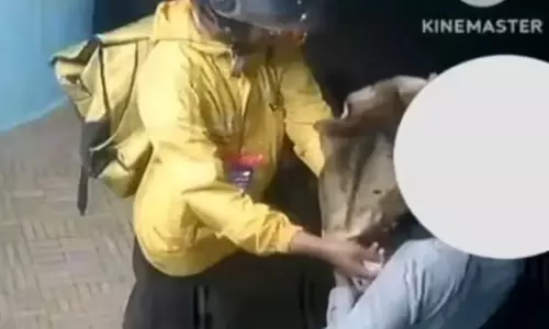 பார்சலை கொடுத்துவிட்டு இளம்பெண்ணை பார்த்ததும்...டெலிவரி பாய் செய்த செயல்