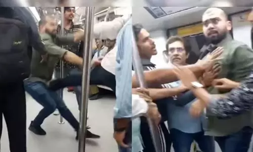 மெட்ரோ ரெயிலில் பயணிகள் இடையே மோதல் - வைரல் வீடியோ