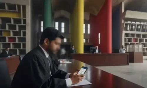 வழக்கின்போது கூகுளில் தகவல் தேடிய வழக்கறிஞரின் செல்போனை பறிக்க நீதிபதி உத்தரவு