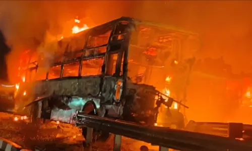 விருதுநகர் அருகே லாரி - ஆம்னி பஸ் மோதி விபத்து: பேருந்து முற்றிலும் எரிந்து சேதம்