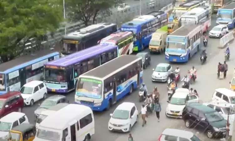 3 கிலோமீட்டர் தொலைவுக்கு அணிவகுத்து நின்ற வாகனங்கள்.. வாகன ஓட்டிகள் அவதி