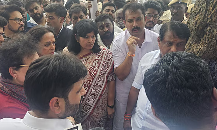 கரூர்  கூட்ட நெரிசலுக்கு  அதிகாரிகள் அலட்சியமே காரணம்: பாஜக எம்பிக்கள் குழு அறிக்கை தாக்கல்?