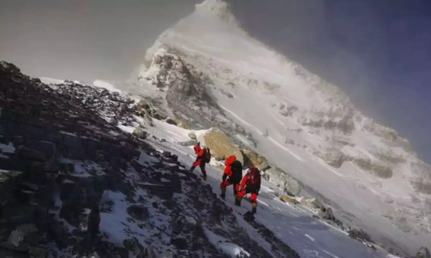 எவரெஸ்ட் பனிப்புயலில் சிக்கி ஒருவர் உயிரிழப்பு - 137 பேர் பத்திரமாக மீட்பு எவரெஸ்ட் பனிப்புயலில் சிக்கி ஒருவர் உயிரிழப்பு - 137 பேர் பத்திரமாக மீட்பு