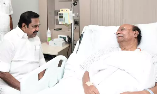 ராமதாசை சந்தித்து நலம் விசாரித்த அதிமுக பொதுச்செயலாளர் எடப்பாடி பழனிசாமி ராமதாசை சந்தித்து நலம் விசாரித்த அதிமுக பொதுச்செயலாளர் எடப்பாடி பழனிசாமி