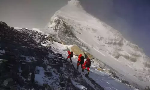 எவரெஸ்ட் பனிப்புயலில் சிக்கி ஒருவர் உயிரிழப்பு - 137 பேர் பத்திரமாக மீட்பு