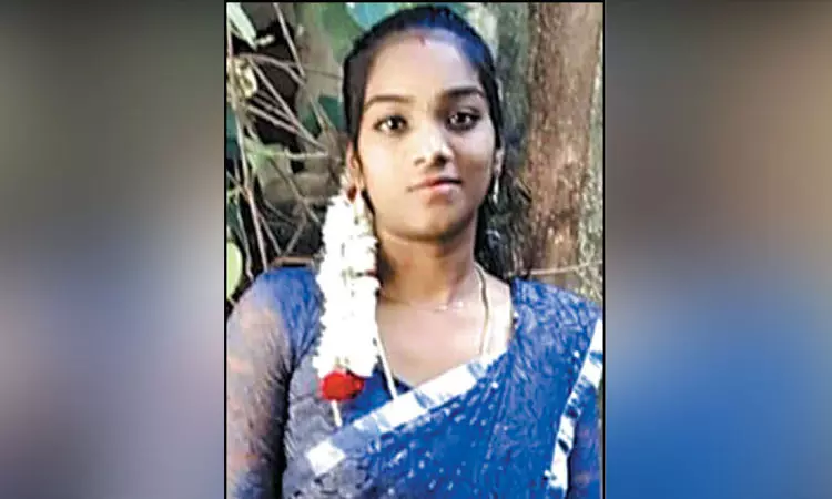 வீட்டில் பிணமாக கிடந்த இளம்பெண்... கழுத்தை நெரித்துக்கொலையா? - போலீஸ் விசாரணை வீட்டில் பிணமாக கிடந்த இளம்பெண்... கழுத்தை நெரித்துக்கொலையா? - போலீஸ் விசாரணை