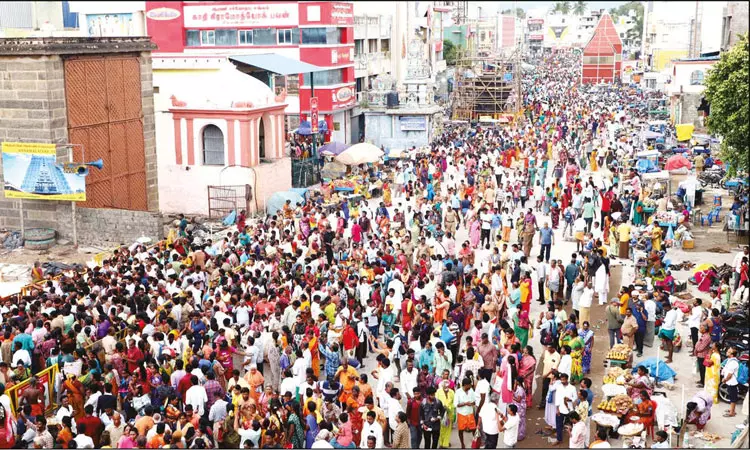 புரட்டாசி மாத பவுர்ணமி: திருவண்ணாமலையில் பல்லாயிரக்கணக்கான பக்தர்கள் கிரிவலம்