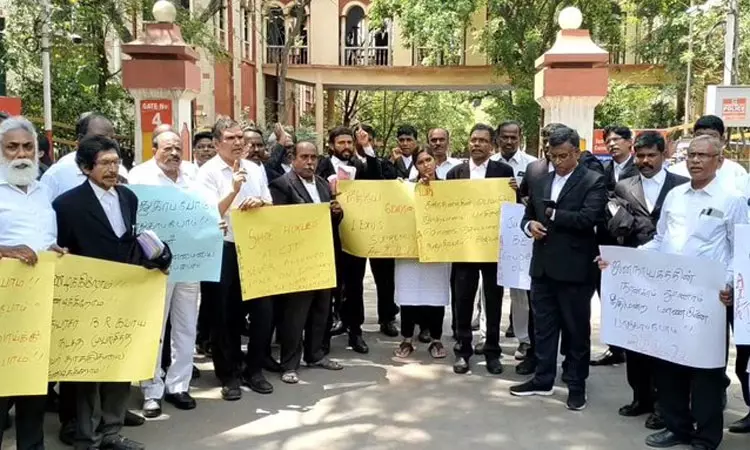 கோவையில் அகில இந்திய வழக்கறிஞர்கள் சங்கத்தினர் ஆர்ப்பாட்டம்