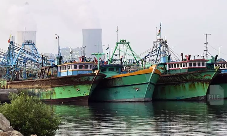 தூத்துக்குடியில் 272 விசைப்படகு மீனவர்கள் கடலுக்கு செல்லவில்லை