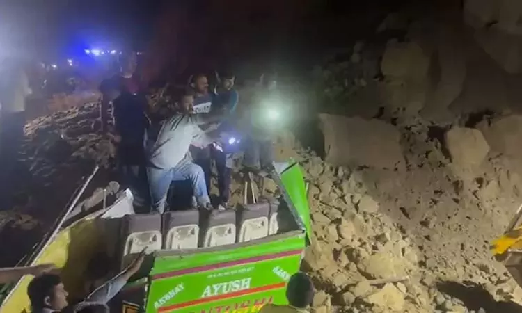 இமாச்சலபிரதேசம்: நிலச்சரிவில் சிக்கிய ஆம்னி பஸ் - 15 பேர் பலி