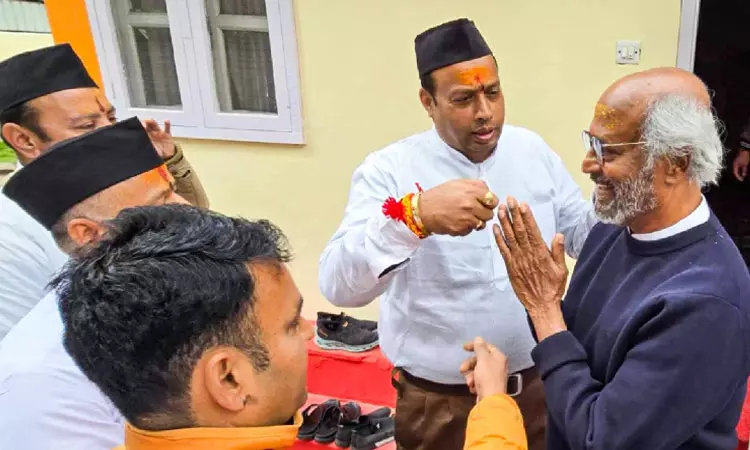 பத்ரிநாத் கோவிலில் நடிகர் ரஜினிகாந்த் சாமி தரிசனம்