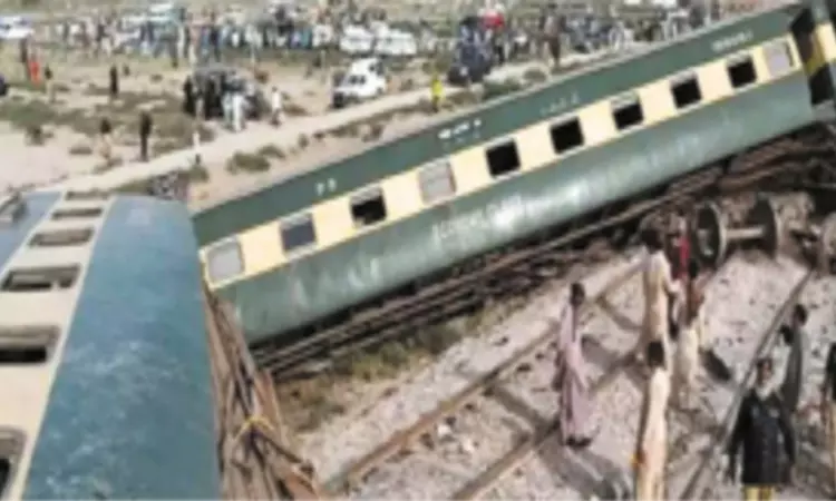 பாகிஸ்தானில் தண்டவாளம் அருகே குண்டுவெடிப்பு - எக்ஸ்பிரஸ் ரெயில் தடம்புரண்டதால் பரபரப்பு