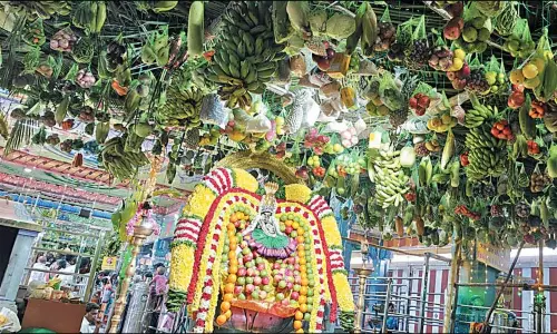 திருவேற்காடு கருமாரியம்மன் கோவிலில் 5 டன் காய்கறி, பழங்களால் நிறைமணி காட்சி திருவேற்காடு கருமாரியம்மன் கோவிலில் 5 டன் காய்கறி, பழங்களால் நிறைமணி காட்சி