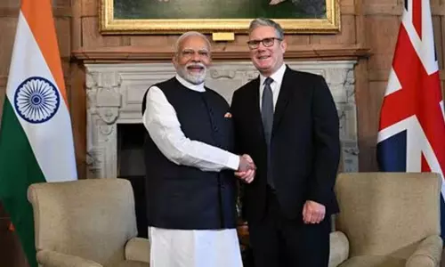 இங்கிலாந்து பிரதமருடன் மும்பையில் பிரதமர் மோடி சந்திப்பு; வர்த்தகம், முதலீடு பற்றி ஆலோசனை இங்கிலாந்து பிரதமருடன் மும்பையில் பிரதமர் மோடி சந்திப்பு; வர்த்தகம், முதலீடு பற்றி ஆலோசனை