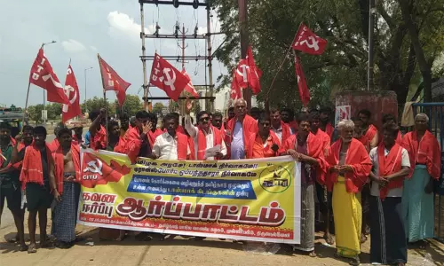 திருநெல்வேலி: 10 நாட்களுக்கு முன் தீபாவளி போனஸ் வழங்க கோரி டாஸ்மாக் குடோன் தொழிலாளர்கள் ஆர்ப்பாட்டம்