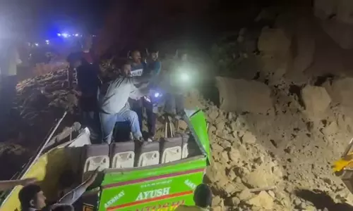 இமாச்சலபிரதேசம்: நிலச்சரிவில் சிக்கிய ஆம்னி பஸ் - 15 பேர் பலி