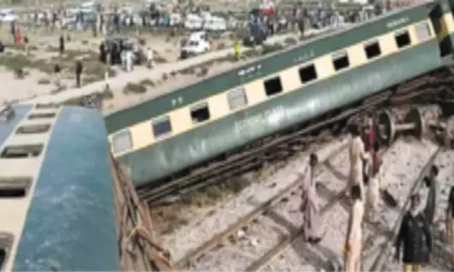 பாகிஸ்தானில் தண்டவாளம் அருகே குண்டுவெடிப்பு - எக்ஸ்பிரஸ் ரெயில் தடம்புரண்டதால் பரபரப்பு பாகிஸ்தானில் தண்டவாளம் அருகே குண்டுவெடிப்பு - எக்ஸ்பிரஸ் ரெயில் தடம்புரண்டதால் பரபரப்பு