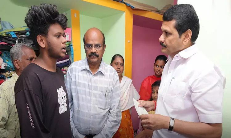 விஜய் பிரசார கூட்ட நெரிசலில் காயமடைந்தவர்களுக்கு நிதியுதவி: செந்தில் பாலாஜி வழங்கினார்