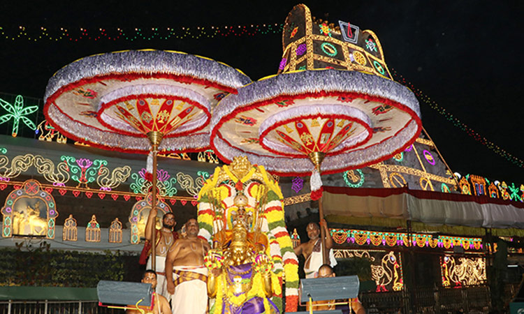 புரட்டாசி பௌர்ணமி... தங்க கருட வாகனத்தில் எழுந்தருளி மாட வீதிகளில் வலம் வந்த மலையப்ப சுவாமி