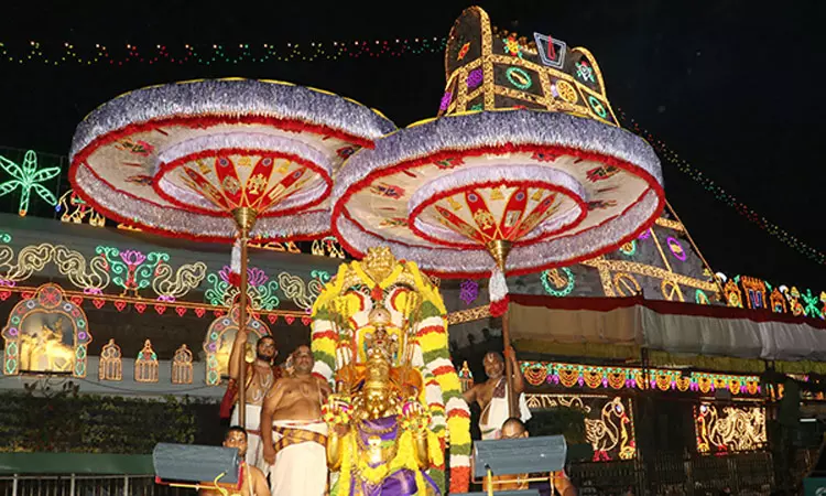 புரட்டாசி பௌர்ணமி... தங்க கருட வாகனத்தில் எழுந்தருளி மாட வீதிகளில் வலம் வந்த மலையப்ப சுவாமி