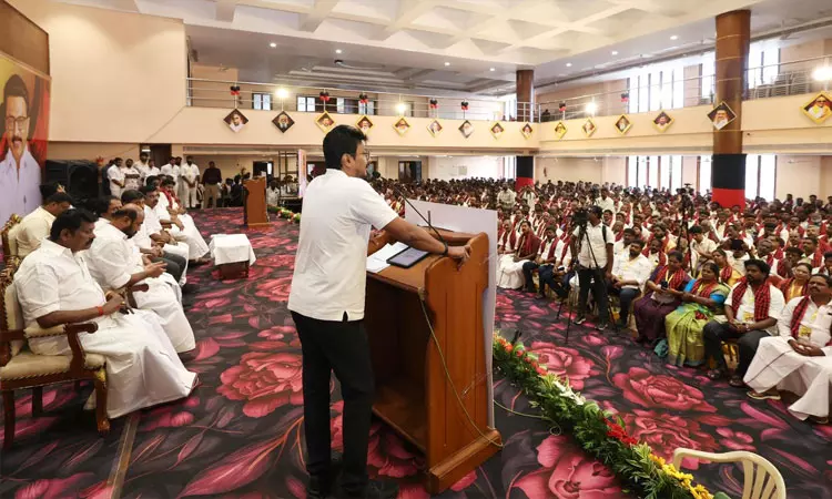 அதிமுகவில் இன்று 25க்கும் மேற்பட்ட அணிகள் இருக்கின்றன - உதயநிதி ஸ்டாலின் விமர்சனம் அதிமுகவில் இன்று 25க்கும் மேற்பட்ட அணிகள் இருக்கின்றன - உதயநிதி ஸ்டாலின் விமர்சனம்
