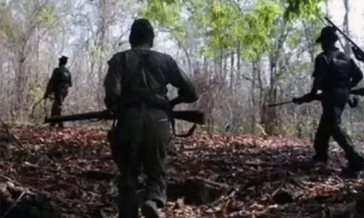 சத்தீஷ்கார்:  7 பெண்கள் உள்பட 16 நக்சலைட்டுகள் போலீசில் சரண்