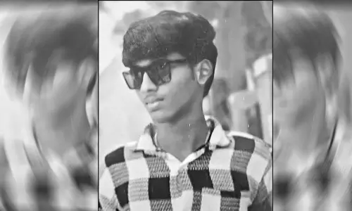 வகுப்பறையில் மயங்கி விழுந்து 11-ம் வகுப்பு மாணவர் உயிரிழப்பு: செல்போன் காரணமா..?