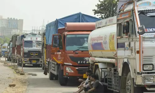 டெல்லி - கொல்கத்தா தேசிய நெடுஞ்சாலையில்  போக்குவரத்து நெரிசல்: 4 நாட்களாக தவிக்கும் வாகன ஓட்டிகள்