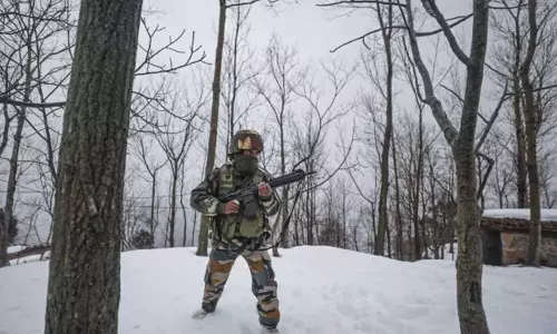 காஷ்மீர்: ரோந்து பணியின்போது ராணுவ வீரர்கள் மாயம் - தேடுதல் பணி தீவிரம்