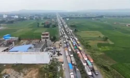 4 நாட்கள், 65 கி.மீ. நீளத்திற்கு நீண்ட வரிசை; ஊர்ந்து செல்லும் வாகனங்கள்... பீகாரில் அவலம்