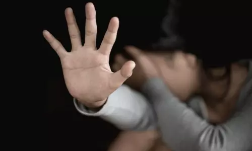 ஓடும் பேருந்தில் இளம்பெண்ணுக்கு பாலியல் தொல்லை - வாலிபர் கைது