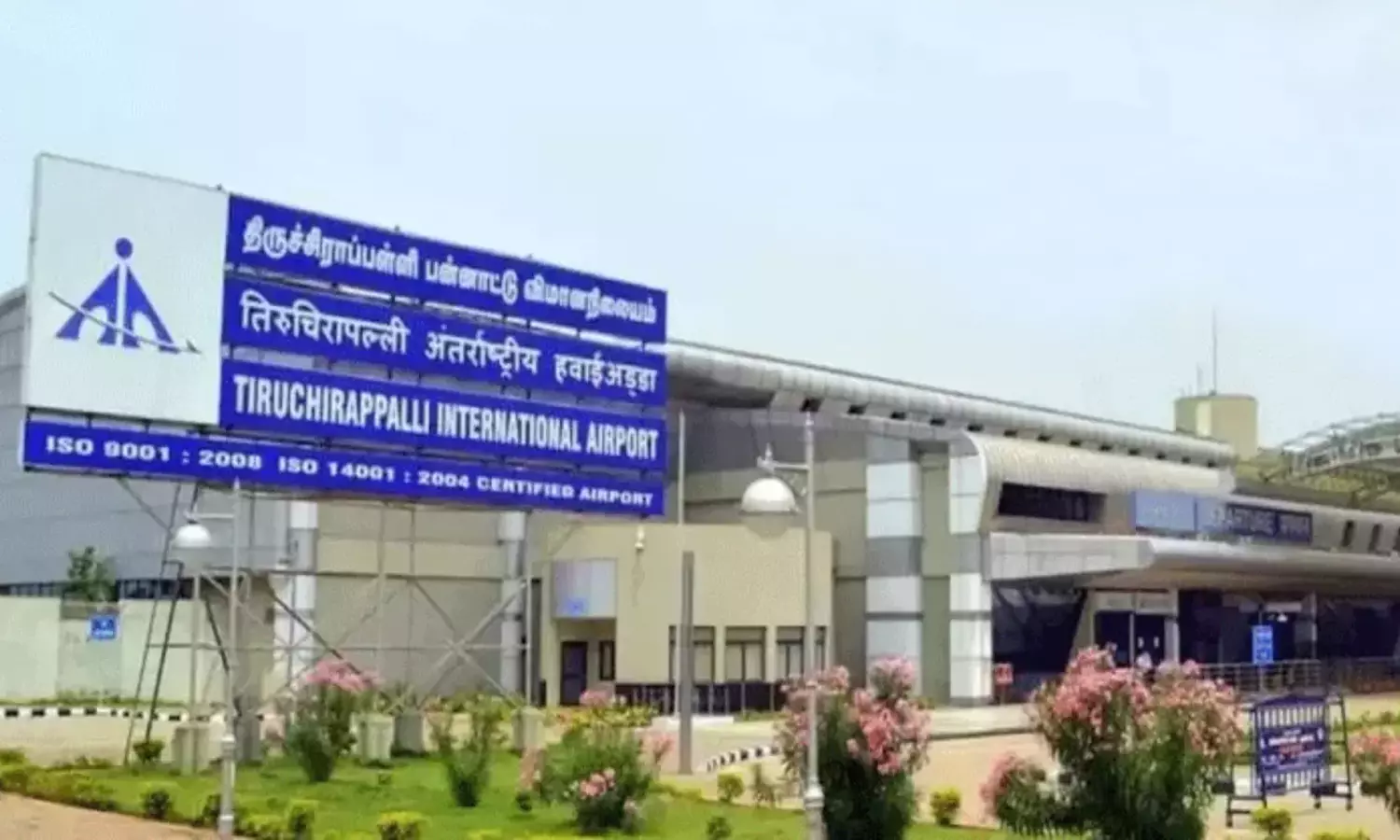 திருச்சியில் இருந்து புறப்பட தயாரான விமானத்தில் எமர்ஜென்சி கதவை திறந்த டாக்டரால் பரபரப்பு திருச்சியில் இருந்து புறப்பட தயாரான விமானத்தில் எமர்ஜென்சி கதவை திறந்த டாக்டரால் பரபரப்பு