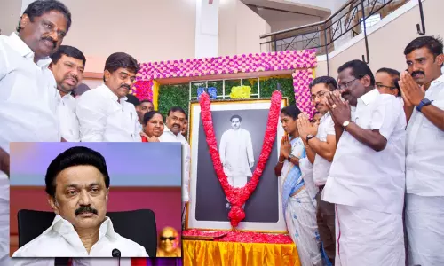 ஒடுக்கப்பட்ட இனத்தின் மீட்சிக்காக இறுதிவரை போராடியவர் இமானுவேல் சேகரனார்: முதல்-அமைச்சர் மு.க.ஸ்டாலின் ஒடுக்கப்பட்ட இனத்தின் மீட்சிக்காக இறுதிவரை போராடியவர் இமானுவேல் சேகரனார்: முதல்-அமைச்சர் மு.க.ஸ்டாலின்