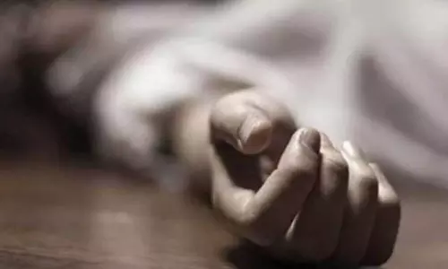 ‘போக்சோ’ வழக்கு தொடர்பாக கோர்ட்டுக்கு வந்த விசாரணை கைதி 5-வது மாடியில் இருந்து குதித்து தற்கொலை ‘போக்சோ’ வழக்கு தொடர்பாக கோர்ட்டுக்கு வந்த விசாரணை கைதி 5-வது மாடியில் இருந்து குதித்து தற்கொலை